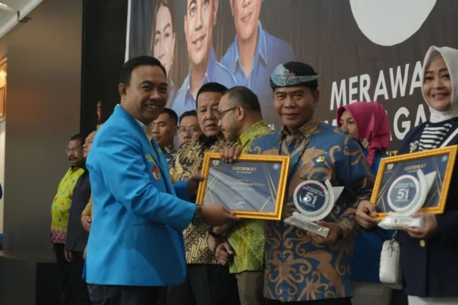 
					Gubernur Terima Penghargaan Sebagai Tokoh Peduli Pemuda Indonesia