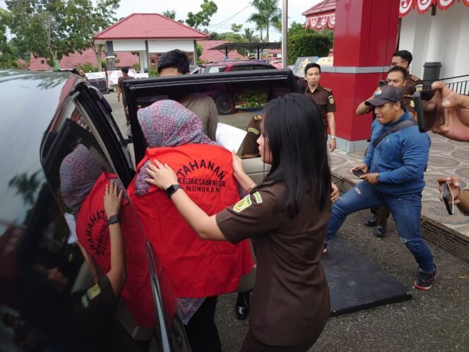 
					HN diantar staf Kejari  Nunukan untuk dilakukan penahanan ke Lapas Nunukan