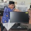 Kepala BKPSDM Nunukan Sura'i menunjukkan 55 komputer yang akan digunakan untuk tes CPNS Nunukan 2024