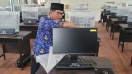 Kepala BKPSDM Nunukan Sura'i menunjukkan 55 komputer yang akan digunakan untuk tes CPNS Nunukan 2024