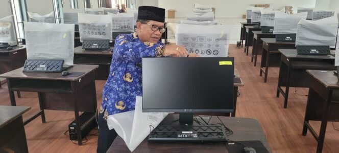 
					Kepala BKPSDM Nunukan Sura'i menunjukkan 55 komputer yang akan digunakan untuk tes CPNS Nunukan 2024
