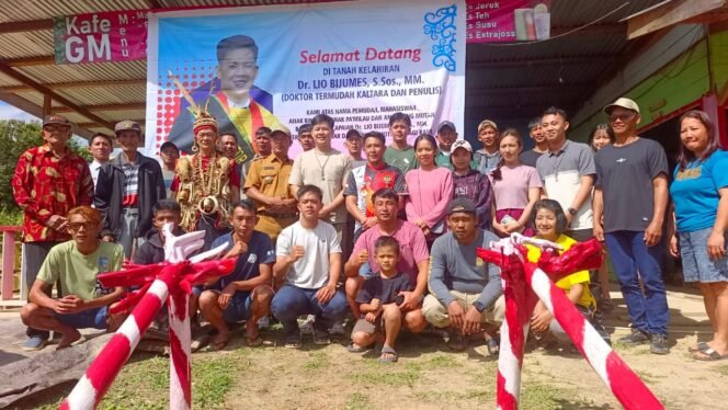 
					Sambutan warga Krayan atas kepulangan anak daerah yang berhasil menyandang gelar doktor di usia muda