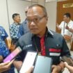 Kuasa Hukum Buruh PT BHP, Faris, saat wawancara dengan wartawan