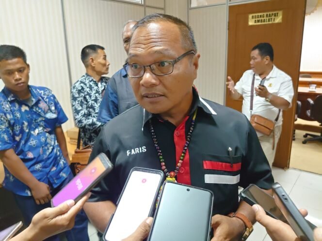 
					Kuasa Hukum Buruh PT BHP, Faris, saat wawancara dengan wartawan