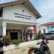 Sejumlah Polisi menjaga Kantor KPU di musim Pilkada 2024