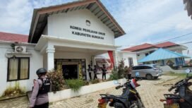 Sejumlah Polisi menjaga Kantor KPU di musim Pilkada 2024