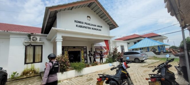 
					Sejumlah Polisi menjaga Kantor KPU di musim Pilkada 2024