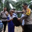 Kapolres Nunukan, AKBP Bonifasius Rumbewas saat bertemu sejumlah anak TKI yang rela berjalan sejak Subuh menempuh 15 Km demi sekolah