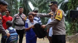 Kapolres Nunukan, AKBP Bonifasius Rumbewas saat bertemu sejumlah anak TKI yang rela berjalan sejak Subuh menempuh 15 Km demi sekolah