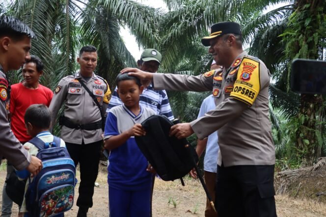 
					Kapolres Nunukan, AKBP Bonifasius Rumbewas saat bertemu sejumlah anak TKI yang rela berjalan sejak Subuh menempuh 15 Km demi sekolah