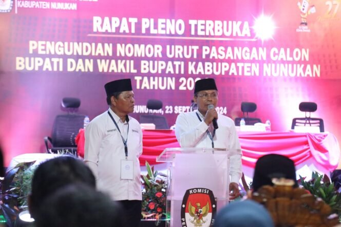 
					Paslon Bupati dan Wakil Bupati Nunukan 2024, Basri - Hanafiah memberi sambutan di agenda pengambilan nomor urut 