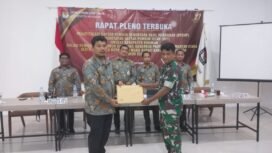 Ketua KPU Nunukan menyerahkan dokumen hasil pleno DPT Pilkada 2024 ke APH 