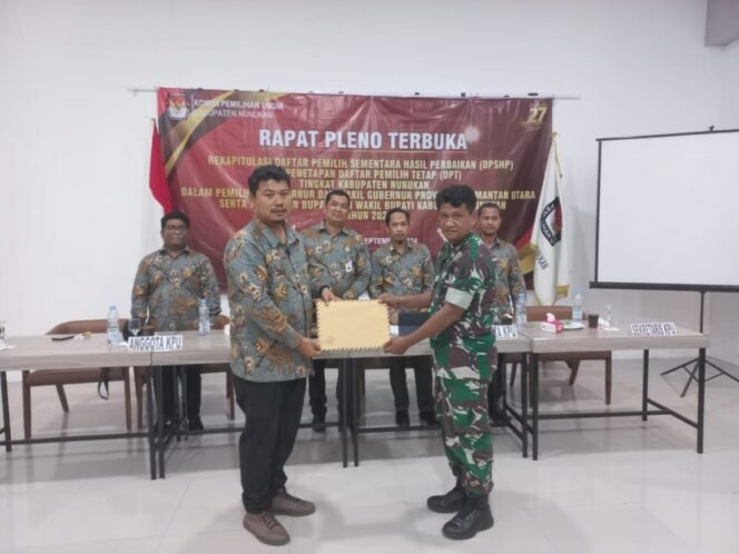 
					Ketua KPU Nunukan menyerahkan dokumen hasil pleno DPT Pilkada 2024 ke APH 