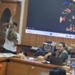 Petani rumput laut memperlihatkan jenis pukat jangkar yang menghancurkan pondasi rumput laut di RDP DPRD Nunukan