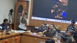 Petani rumput laut memperlihatkan jenis pukat jangkar yang menghancurkan pondasi rumput laut di RDP DPRD Nunukan