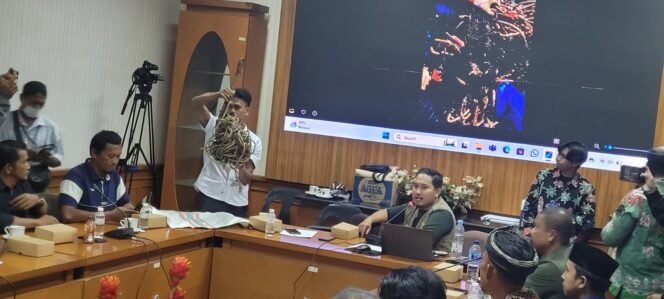 
					Petani rumput laut memperlihatkan jenis pukat jangkar yang menghancurkan pondasi rumput laut di RDP DPRD Nunukan