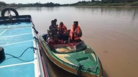 Tim SAR melakukan pencarian seorang buruh PT WJA yang tenggelam di Sungai Sembakung