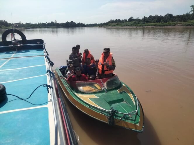 
					Tim SAR melakukan pencarian seorang buruh PT WJA yang tenggelam di Sungai Sembakung