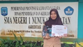 Shalsa Bhila menunjukkan piagam penghargaan atas karya novelnya