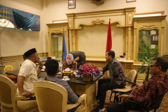 
					Komisioner Bawaslu Nunukan mensosialisasikan kewajiban cuti anggota DPRD ketika aktif kampanyekan Paslon Kada 2024