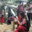 Sejumlah anak TKI beristirahat di patok batas negara seusai pulang sekolah di Sebatik, Indonesia