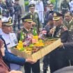 Kapolres Nunukan memberikan tumpeng sebagai ucapan selamat HUT TNI 79