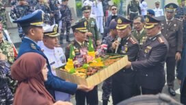 Kapolres Nunukan memberikan tumpeng sebagai ucapan selamat HUT TNI 79