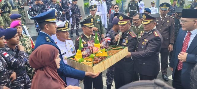 
					Kapolres Nunukan memberikan tumpeng sebagai ucapan selamat HUT TNI 79