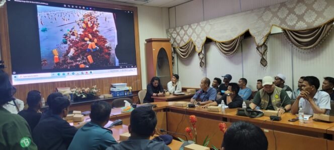 
					Para pemukat jangkar memprotes Pergub Kaltara yang melarang pukat jangkar. Protes tersebut dibahas dalam RDP di DPRD Nunukan, Senin (28/10/2024).