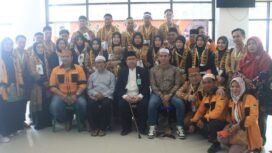 Kepala Kemenag Nunukan HM Shaberah foto bersama saat melepas Jamaah Umroh di Pelabuhan Tunon Taka, Nunukan, Kaltara,