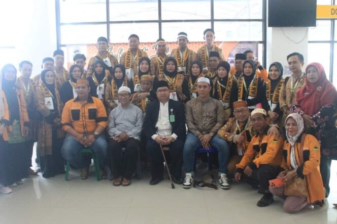 
					Kepala Kemenag Nunukan HM Shaberah foto bersama saat melepas Jamaah Umroh di Pelabuhan Tunon Taka, Nunukan, Kaltara,