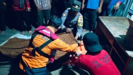 Jasad Ahmad ditemukan tewas di dasar Sungai Sembakung dan dievakuasi untuk dimakamkan keluarga