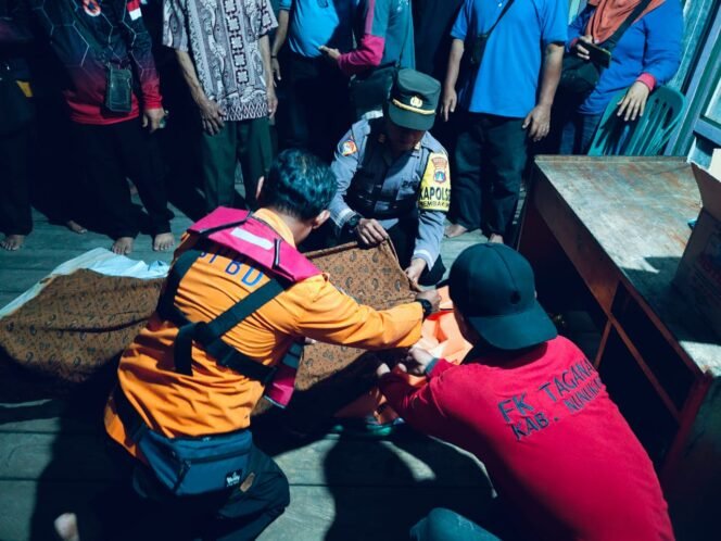 
					Jasad Ahmad ditemukan tewas di dasar Sungai Sembakung dan dievakuasi untuk dimakamkan keluarga