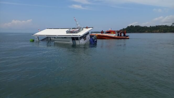 
					KM Wangi Cendana Karam di Pulau Bunyu, Bulungan. 1 ABK hilang tak ditemukan Tim SAR