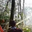 Aksi petugas saat melakukan pemadaman kebakaran Hutan Desa Pulau Keras, Sembakung Atulai