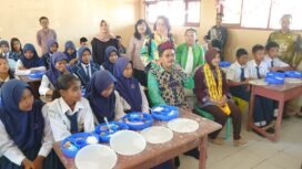 Pj Gubernur Kaltara Togap Simangunsong meninjau uji coba makan bergizi gratis di Nunukan,
