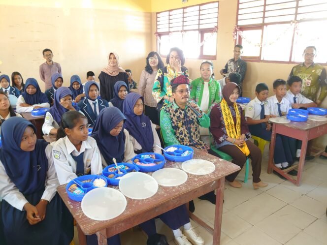 
					Pj Gubernur Kaltara Togap Simangunsong meninjau uji coba makan bergizi gratis di Nunukan,