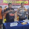Pelaku pemerkosa penyandang disabilitas RZ (48) saat dihadirkan dalam jumpa pers di Mapolsek Nunukan Kota