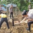 Personel Polres Nunukan menggali makam untuk seorang pemulung yang ditemukan tewas di Jalan Antasari Nunukan Tengah,