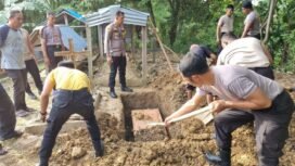Personel Polres Nunukan menggali makam untuk seorang pemulung yang ditemukan tewas di Jalan Antasari Nunukan Tengah,