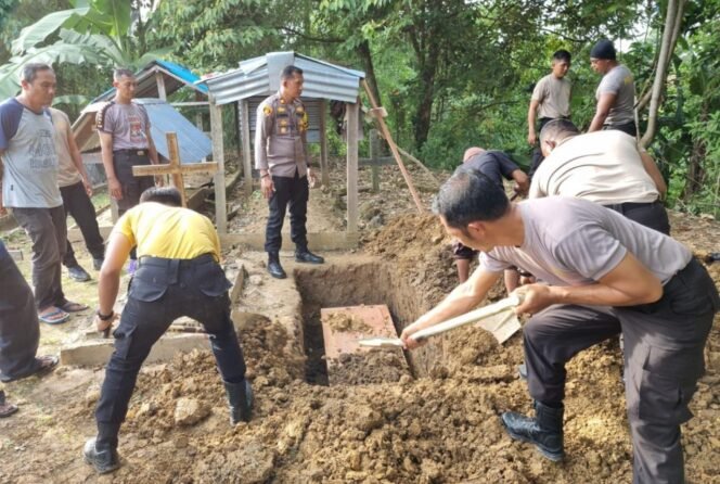 
					Personel Polres Nunukan menggali makam untuk seorang pemulung yang ditemukan tewas di Jalan Antasari Nunukan Tengah,