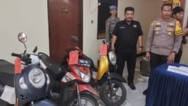 Polisi menunjukkan sejumlah motor hasil curian dalam jumpa pers,