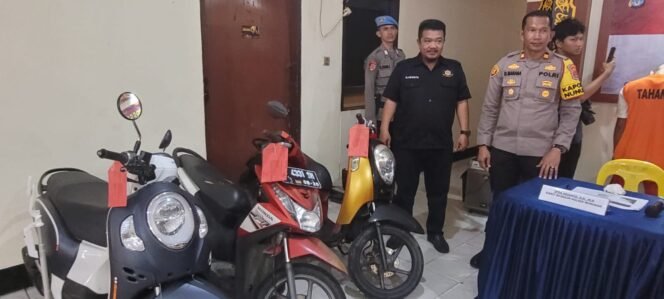 
					Polisi menunjukkan sejumlah motor hasil curian dalam jumpa pers,