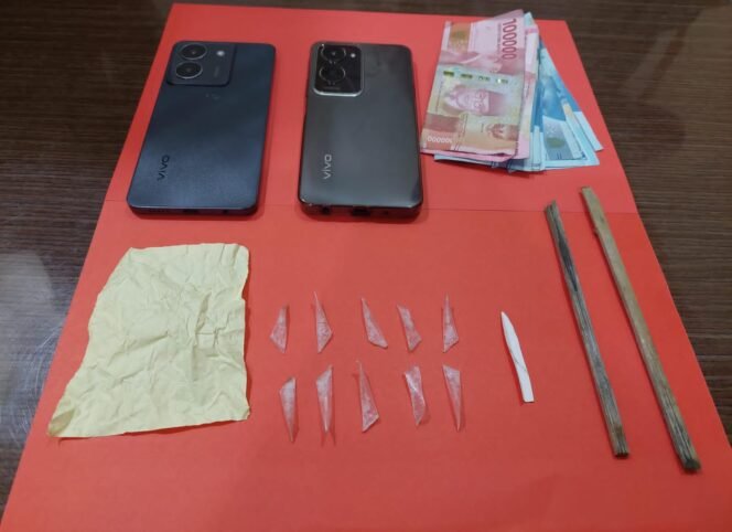 
					Barang bukti narkoba yang diamankan dalam operasi penggerebekan rumah pengedar di Setabu, Sebatik Barat