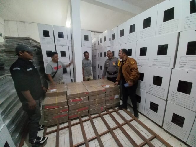 
					KPU menerima alat kelengkapan Pilkada 2024 dan diamankan di Gudang Logistik