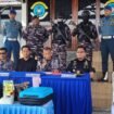 Pers rilis pengungkapan 1 kg sabu sabu. Narkoba dibawa janda asal Banjarmasin dan diamankan di Posal Sei Pancang, Sebatik,