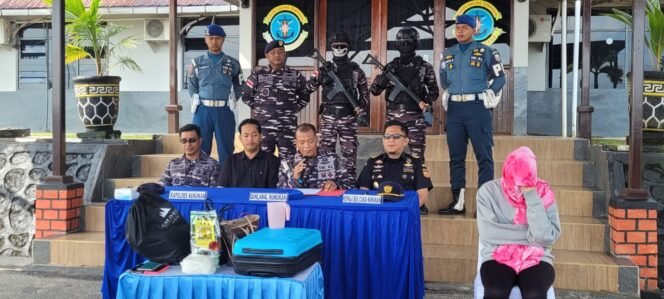 
					Pers rilis pengungkapan 1 kg sabu sabu. Narkoba dibawa janda asal Banjarmasin dan diamankan di Posal Sei Pancang, Sebatik,