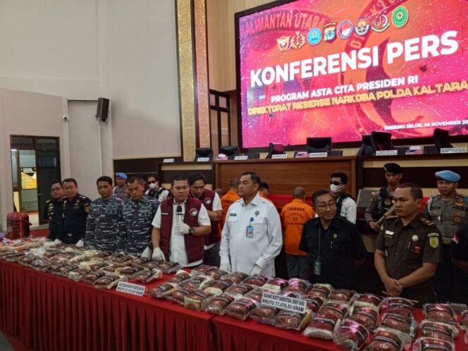 
					Polda Kaltara menggelar pers rilis pengungkapan 150 Kg sabu sabu hasil joint operation selama Agustus - Oktober 2024