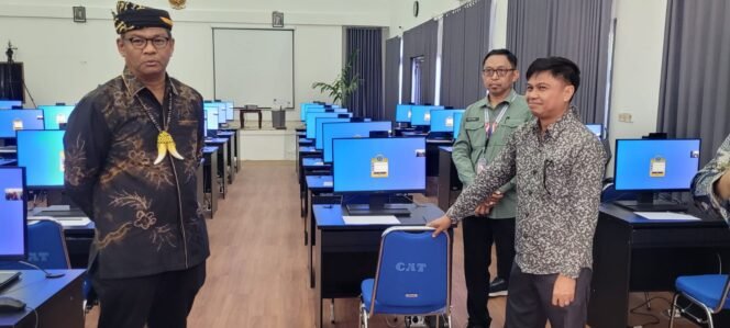 
					Deputi Bidang Sistem Informasi dan Digitalisasi ASN, Suharmen saat memantau lokasi tes CPNS di Nunukan, Kaltara,