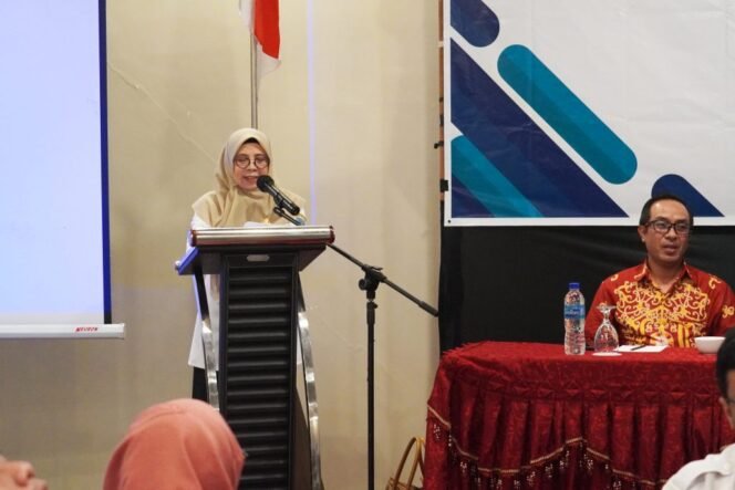 
					Staf Ahli Bidang Ekonomi, Pembangunan, dan Hubungan Antar Lembaga Setda Kaltara, Ir. Wahyuni Nuzband, saat membuka Bimtek  Sistem Informasi Pemerintahan Daerah (SIPD) Modul E-Walidata di Hotel Luminor, Tanjung Selor, Rabu (20/11/2024). 